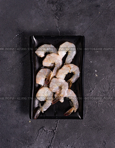 huge sea shrimps on a black plate. View from above. Chinese cuisine, ingredient for hotpot. Стоковое фото, фотограф Abakumova Ekaterina / Фотобанк Лори