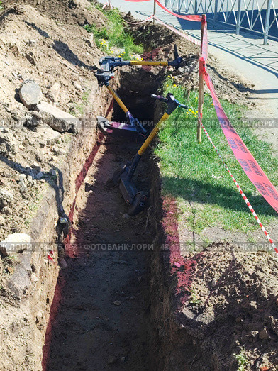 Хулиганство, самокаты сброшены в траншею. Hooliganism, scooters dropped into the trench.  流氓行为，滑板车掉进了战壕。 Редакционное фото, фотограф Денис Баданин / Фотобанк Лори