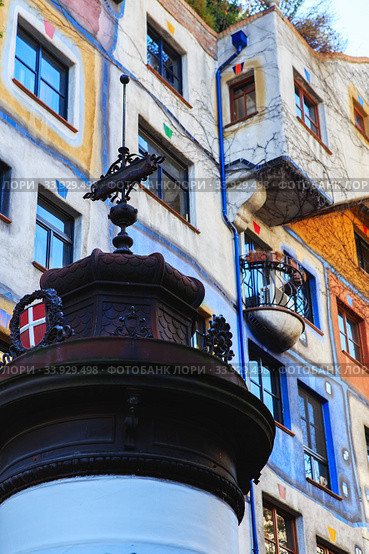Hundertwasser house in Vienna, Austria. The Hundertwasserhaus apartment block has colorful facade, undulating floors, a roof covered with earth and grass, and large trees growing from inside (2019 год). Стоковое фото, фотограф Nataliia Zhekova / Фотобанк Лори
