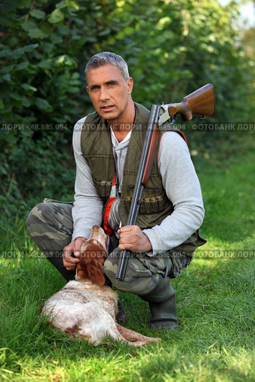 Hunter with shotgun and spaniel. Стоковое фото, агентство Ingram Publishing / Фотобанк Лори