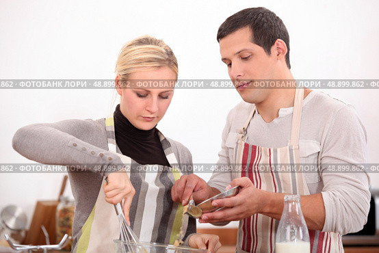 husband and wife whisking mixture. Стоковое фото, агентство Ingram Publishing / Фотобанк Лори