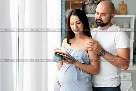 husband pregnant wife searching baby names. Стоковое фото, агентство Ingram Publishing / Фотобанк Лори