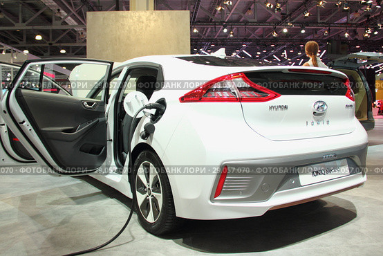 Hyundai Ioniq на Московском Международном автосалоне ММАС 2018 MIAS в Крокус Экспо,Москва. Редакционное фото, фотограф Илья Илмарин / Фотобанк Лори