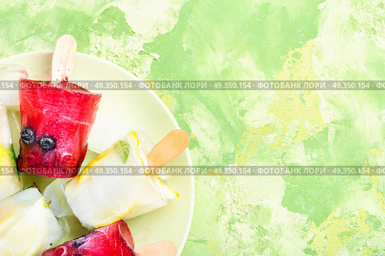 Ice cream popsicles. Summer ice cream with a taste of wild berries and lemon. Стоковое фото, агентство Ingram Publishing / Фотобанк Лори