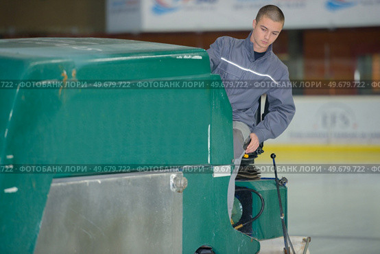 ice resurfacing machine on rink. Стоковое фото, агентство Ingram Publishing / Фотобанк Лори