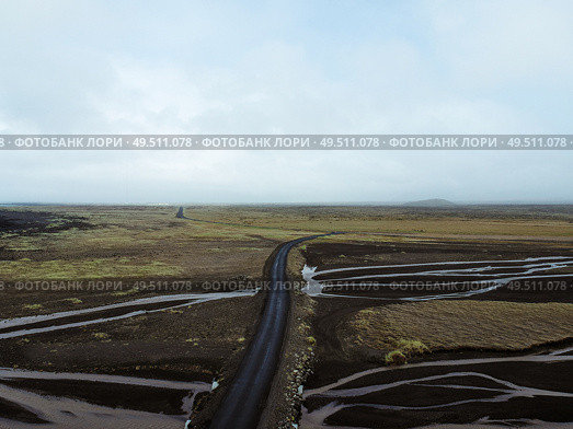 Icelandic roads with small river delta. Стоковое фото, агентство Ingram Publishing / Фотобанк Лори