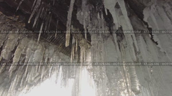 Icicles in cave on Baikal lake. Стоковое видео, видеограф Михаил Коханчиков / Фотобанк Лори