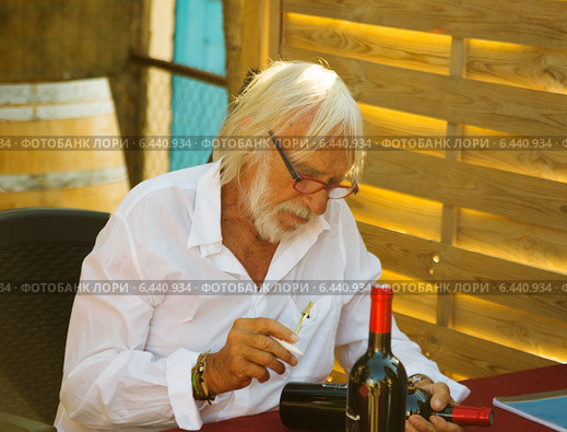 ierre Richard autographing bottles at his winery (2014 год). Редакционное фото, фотограф Яков Филимонов / Фотобанк Лори