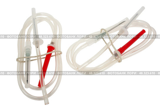 Иголки и трубки система для переливания крови на белом фоне.  Needle and tube blood transfusion system on white background. Стоковое фото, фотограф Татьяна Д / Фотобанк Лори