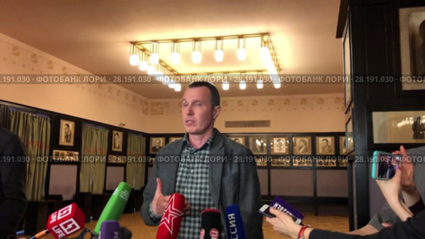 Игорь Верник дает интервью журналистам (2018 год). Редакционное видео, видеограф Кузнецов Максим / Фотобанк Лори