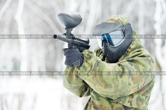 Игрок в пейнтбол  на открытом воздухе зимой. Стоковое фото, фотограф Дмитрий Калиновский / Фотобанк Лори