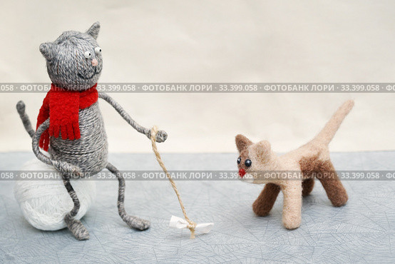 Игрушки. Котёнок играет с бантиком. Стоковое фото, фотограф Dmitry29 / Фотобанк Лори