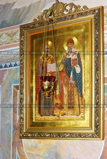 Икона святых Спиридона Тримифунтского и Николая Мирликийского в соборе Преображения Господня в Калужской Тихоновой пустыни (2018 год). Редакционное фото, фотограф Зобков Юрий / Фотобанк Лори