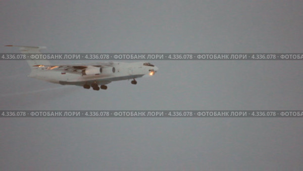 Ил- 76. Посадка в аэропорту Уфа (2013 год). Редакционное видео, видеограф Mikhail Erguine / Фотобанк Лори