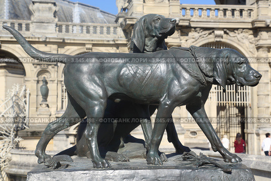 Иль-де-Франс. Замок Шантийи (Château de Chantilly). Бронзовые изваяния охотничьих собак скульптора Огюста Каина на террасе замка (2012 год). Редакционное фото, фотограф Татьяна Лата / Фотобанк Лори