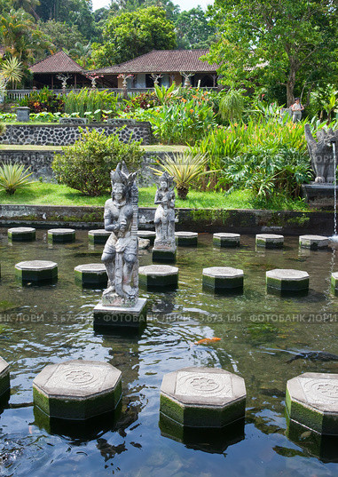 Императорские купальни Тирта Ганга (Taman Tirta Gangga) Бали, Индонезия (2009 год). Редакционное фото, фотограф Куликов Константин / Фотобанк Лори