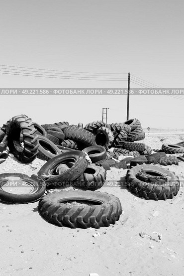in oman old tires and desert  rubbish dump. Стоковое фото, агентство Ingram Publishing / Фотобанк Лори
