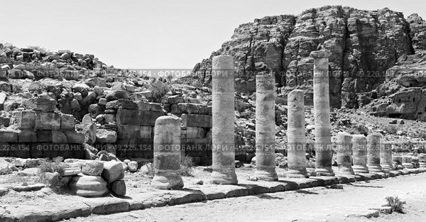 in petra jordan the antique street full of columns and architecture heritage. Стоковое фото, агентство Ingram Publishing / Фотобанк Лори
