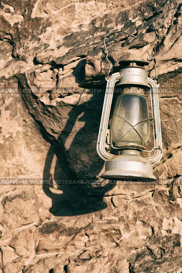 in the rock desert of jordan an antique old fashioned lamp isolated. Стоковое фото, агентство Ingram Publishing / Фотобанк Лори