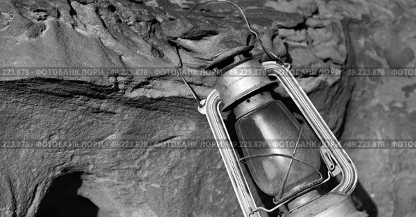 in the rock desert of jordan an antique old fashioned lamp isolated. Стоковое фото, агентство Ingram Publishing / Фотобанк Лори