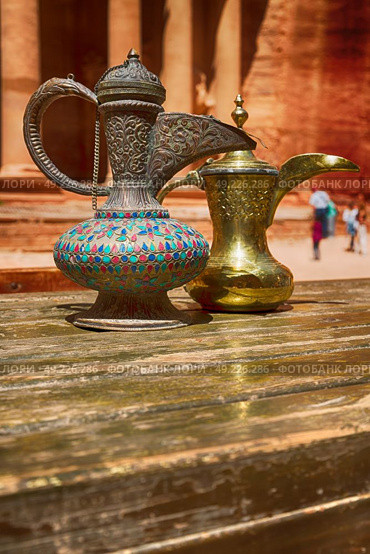 in the site of petra jordan the traditional coffe container isolated on a table. Стоковое фото, агентство Ingram Publishing / Фотобанк Лори