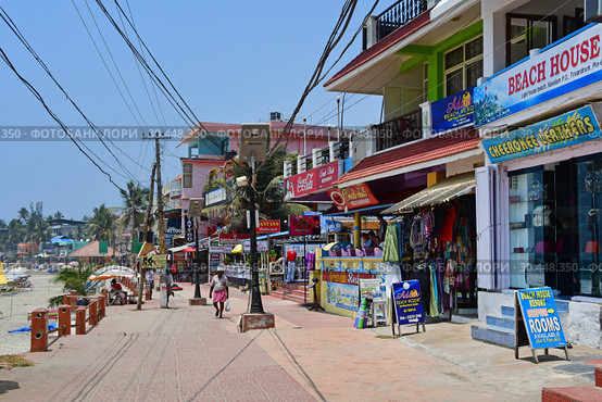 Индия. Магазины на набережной пляжа Ковалам (Kovalam) в Керале (2019 год). Редакционное фото, фотограф Овчинникова Ирина / Фотобанк Лори