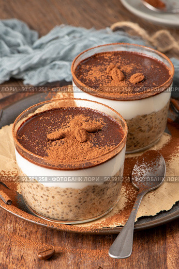 Indulge in a luscious tiramisu-inspired chia pudding, layered with creamy coffee-infused chia and a rich chocolate topping. This delightful breakfast or dessert option combines classic tiramisu flavors with wholesome ingredients for a convenient and satisfying treat. Стоковое фото, агентство Ingram Publishing / Фотобанк Лори
