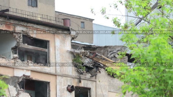 industrial demolition of an old building. Стоковое видео, видеограф Алексей Сергеев / Фотобанк Лори