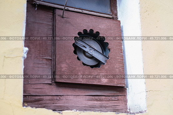 Industrial fan mounted in a window using a DIY chipboard panel with drilled holes, showcasing improvised ventilation. Стоковое фото, фотограф Татьяна Степанищева / Фотобанк Лори