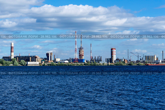 Industrial zone on the coast behind a vast water area, a general view (2018 год). Стоковое фото, фотограф Евгений Харитонов / Фотобанк Лори