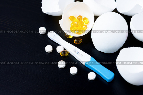 Infertility. Negative pregnancy test and eggshell on black. Стоковое фото, фотограф Papoyan Irina / Фотобанк Лори
