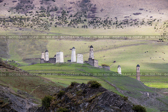 Ингушетия. Боевые башни Эрзи (2018 год). Редакционное фото, фотограф Литвяк Игорь / Фотобанк Лори