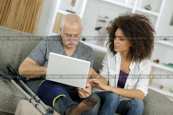 injured old man using laptop. Стоковое фото, агентство Ingram Publishing / Фотобанк Лори