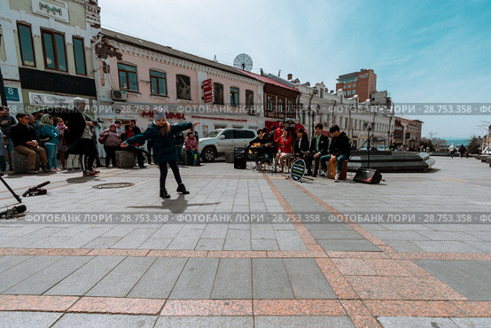 Иностранные музыканты на ул. Арбат. Владивосток (2018 год). Редакционное фото, фотограф Дмитрий Лебединский / Фотобанк Лори