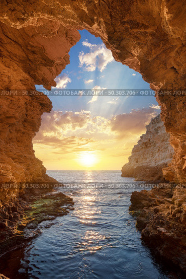 Inside of mainsail. Beautiful nature grotto seascape composition. Стоковое фото, агентство Ingram Publishing / Фотобанк Лори