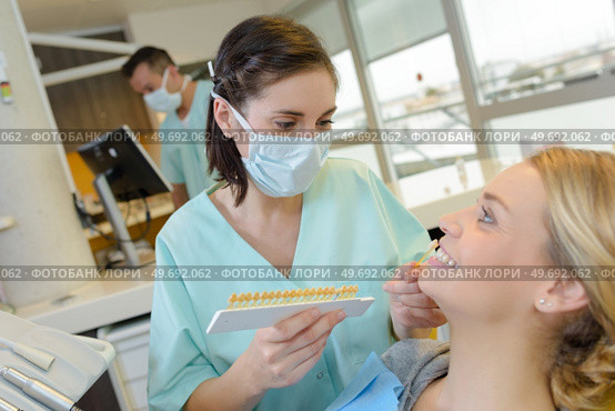 inspecting the size of the teeth. Стоковое фото, агентство Ingram Publishing / Фотобанк Лори