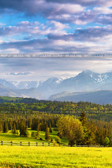 Inspiring evening light in spring. Sunset in Tatra Mountains, Poland. Mountain ridge over cloudy sky. Evening light in spring. Sunset in Tatra Mountains, Poland. Стоковое фото, агентство Ingram Publishing / Фотобанк Лори