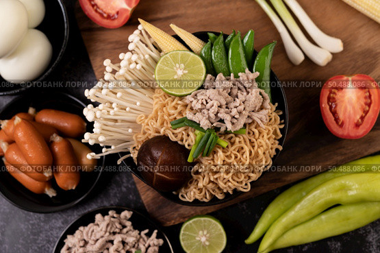 Instant noodles with minced pork, lime, onion, green peas, golden needle mushroom, and baby corn. Стоковое фото, агентство Ingram Publishing / Фотобанк Лори