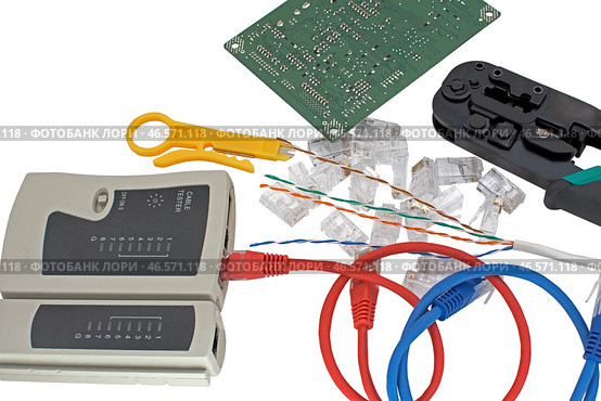 Инструмент для обжима интернет-кабеля витой пары на белом фоне. Tool for crimping of internet cable on a white background. Стоковое фото, фотограф Татьяна Д / Фотобанк Лори