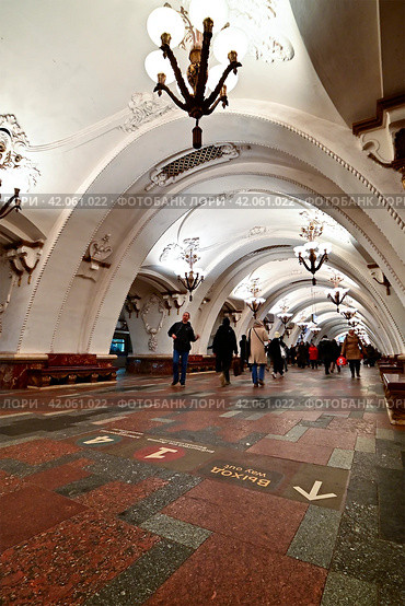 Интерьер станции метро "Арбатская" Арбатско-Покровской линии метро. Город Москва (2023 год). Редакционное фото, фотограф Александр Тараканов / Фотобанк Лори