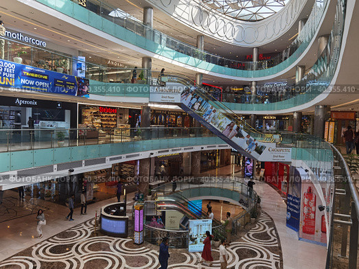 Интерьер супермаркета Ambience Mall в Дели (2023 год). Редакционное фото, фотограф Максим Гулячик / Фотобанк Лори