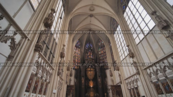 Interior of Maria am Gestade or Church of Our Lady of the Riverbank with Christmas decoration. One of the oldest viennese churches of gothic architecture. Стоковое видео, видеограф Mikhail Davidovich / Фотобанк Лори