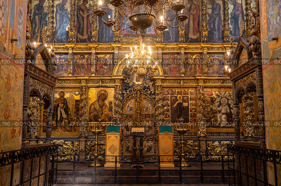 Interior of the Church of Elijah the Prophet. Gilded carved iconostasis with ancient icons (2019 год). Редакционное фото, фотограф Юлия Бабкина / Фотобанк Лори