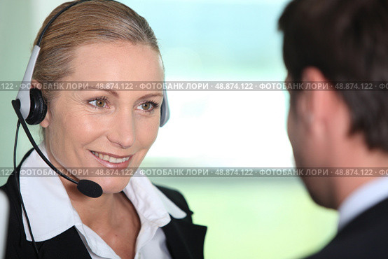 Interpreter with client. Стоковое фото, агентство Ingram Publishing / Фотобанк Лори