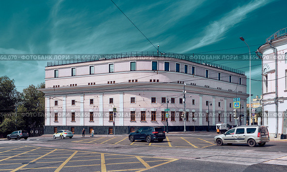 Intersection of Solyanka Street and Ustyinsky Proyezd, view of the Exhibition and Business Center of Private Collections, built in 2007, cityscape: Moscow, Russia - 04 August, 2022. Редакционное фото, фотограф Алексей Голованов / Фотобанк Лори
