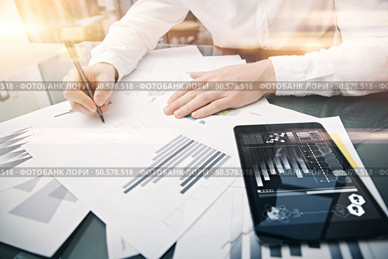 Investment manager working process.Picture trader work market report modern tablet.Using electronic device.Graphic icons,stock exchanges report screen.New business project startup.Horizontal. Investment manager working process.Picture trader work market report modern tablet.Using electronic device.Graphic icons,stock exchange reports screen.Business project startup.Horizontal,film effect. Стоковое фото, агентство Ingram Publishing / Фотобанк Лори