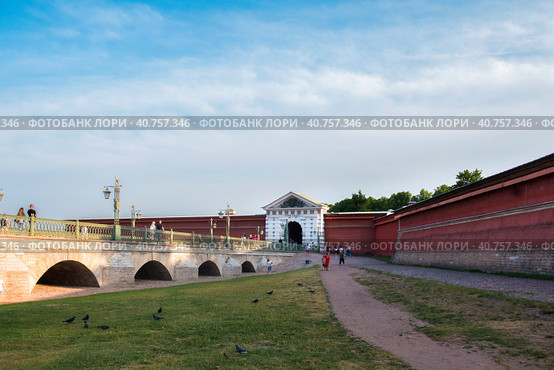 Иоа́нновский мост — автодорожный металлический балочный мост через Кронверкский пролив в Петроградском районе Санкт-Петербурга, соединяет Заячий и Петроградский острова (2023 год). Стоковое фото, фотограф Оксана / Фотобанк Лори
