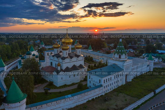Ipatievsky Monastery in Kostroma sunset. Стоковое фото, фотограф Михаил Коханчиков / Фотобанк Лори