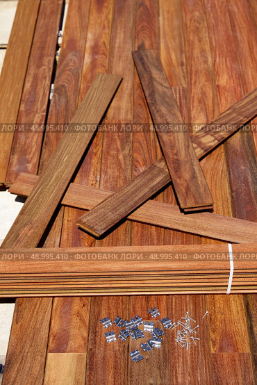 Ipe decking deck wood installation screws clips and fasteners. Стоковое фото, агентство Ingram Publishing / Фотобанк Лори