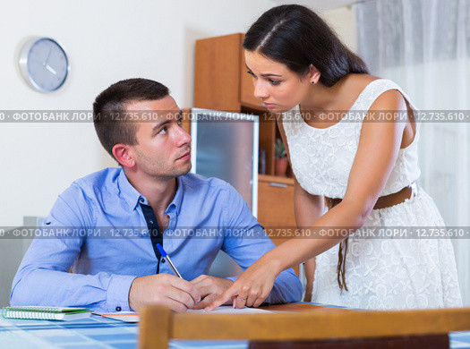 Irritated spouses having serious conversation. Стоковое фото, фотограф Яков Филимонов / Фотобанк Лори